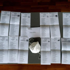 Una mesa electoral preparada en L’hospitalet de Llobregat para las elecciones. TONI ALBIR