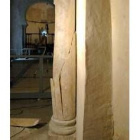 Imagen de la columna fracturada, situada junto al altar mayor