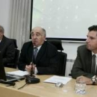 Juan Ibáñez, Manuel Lamelas y Enrique Maciñeira, durante la presentación anoche de la oferta