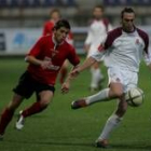 El culturalista Prendes golpea el balón seguido de un jugador burgalés