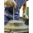 Un médico prepara el esperma para una inseminación artificial, en una imagen de archivo.