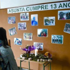 Un mural y unas flores recuerdan a Asunta en el instituto al que iba, ayer.