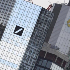Logotipos del Deutsche Bank y el Commerzbank en sus respetivas desde de Fráncfort.