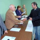 Joaquín Ferrando galardona a un premiado, en presencia de Manceñido, en primer término