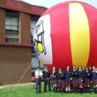 Alumnos del Colegio Internacional Peñacorada, ante la fachada del centro