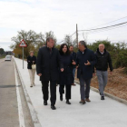 El alcalde de León, Antonio Silván, camina por la nueva acera.