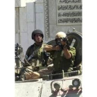 Soldados israelíes hacen guardia en la universidad de Hebrón