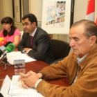 Raquel Balbuena, Pedro Redondo y Manuel Suárez, ayer, en la Junta.