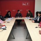 Reunión de coordinación parlamentaria, ayer en el PSOE. DL