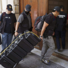 Agentes de la Guardia Civil, en un momento del registro.