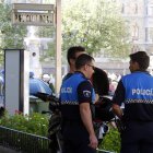 Agentes de la Policía Local, ayer tarde, de servicio en las inmediaciones del Ayuntamiento de la capital. MARCIANO PÉREZ