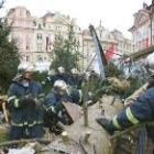 Los bomberos apartan el árbol navideño caído en el centro de Praga