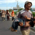 Varias personas corren para escapar de un tsunami durante un simulacro.