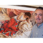 Germán Aracil, con una de las realistas obras que presenta en la galería Bernesga. CUEVAS