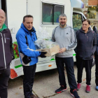 Carlos Fidalgo recibió una cesta de productos del Bierzo de la mano del alcalde de Vega de Espinareda, Javier Salgado, antes del comienzo de la ruta a primera hora del día en Burbia. DL