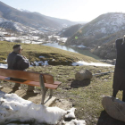 Dos personas mayores en la vertiente leonesa de Picos de Europa. JESÚS F. SALVADORES