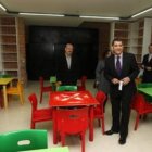 El alcalde Carlos López Riesco en una zona de la ludoteca con los ediles Alonso, Téllez y Moreno.