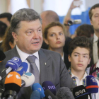 El magnate Petró Poroshenko hace declaraciones a los medios comunicación.