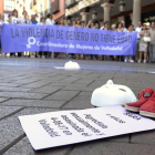 Un cartel con el nombre, la edad y la fecha de su defunción, junto a una máscara y unos zapatos, recuerdan, durante la concentración celebrada esta mañana en Valladolid, a la niña Sara de 4 años, que falleció el pasado jueves.