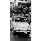 Imagen de 1970 de un Seat 600 durante el ensamblado.