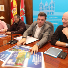 Iván Alonso, con representantes de la ABA. L. DE LA MATA