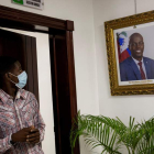 Un funcionario de la Embajada de Haití en Santo Domingo mira la foto de Moise. ORLANDO BARRÍA