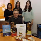 El profesor titular Vicente Martín, con parte de su equipo en la Universidad de León.