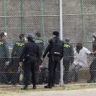 Los agentes controlan a los subsaharianos para entregarlos a Marruecos.