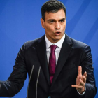 El presidente del Gobierno español, Pedro Sánchez, durante su intervención ayer en Berlín. FILIP SINGER