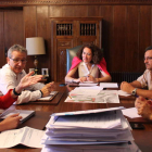 La alcaldesa y el edil de Comercio Interior, con los responsables de LM.
