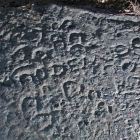Detalle de los petroglifos de Villar del Monte; en la foto de abajo se aprecian las herraduras y la inscripción MDCC.