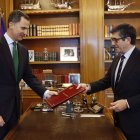 El rey y el presidente del Congreso firmaron ayer el decreto de disolución de las Cortes. EFE