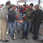 Traslado de uno de los cadáveres de los refugiados ahogados en los naufragios ante la costa turca.