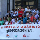La concentración de profesores frente al instituto Juan del Enzina.