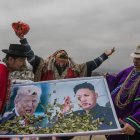 Chamanes realizan una ceremonia por la paz con las fotos de Donald Trump y Kim Jong-un