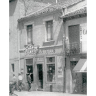 Fachada del Bar Los Pelayos en la década de los cincuenta.