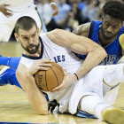 Marc Gasol agarra el balón con fuerza desde el parquet.