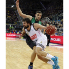 Llull supera a un defensor en una entrada a canasta.