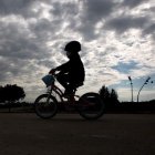 Imagen de un niño paseando en bici. TONI GALÁN