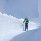 Jorge, monitor de snowboard en San Isidro, se da un paseo en bici en un pasadizo abierto en la estación