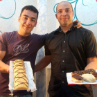 Arturo Moreno, con un ‘brazo de Carmen’, especialidad de la casa, y Manuel Acosta, con una bandeja de pasteles