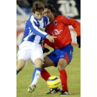 Raúl Tamudo disputa un balón con Pablo Sanz