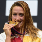Mireia Belmonte muerde la medalla de oro conquistada en la prueba de 200 estilos de los Europeos de Berlín.