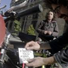 Los participantes en la manifestación colocaron carteles reivindicativos en las bicicletas