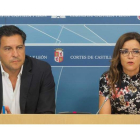 Raúl de la Hoz y Ana Carlota Amigo, portavoces del PP y Cs, durante el anuncio de la reforma. R. GARCÍA