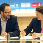 Antonio Hernando y Soraya Rodríguez, durante la reunión en la sede federal del partido.