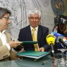 Francisco Fernández, José Ángel Hermida y Javier Chamorro durante la firma de los dos convenios