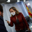 Nadia Calviño conversa con periodistas tras el Consejo de Ministros Extraordinario de ayer. MARISCAL