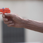 Un abuelo juega con la pistola de agua de su nieto. JESÚS F. SALVADORES