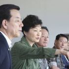 La presidenta surcoreana, Park Geun-hye saluda a varios cadetes en el centro de entrenamiento militar de al norte de Seúl este viernes.